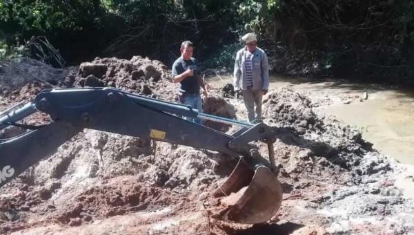 Prefeitura de São Salvador do Tocantins instala bueiros no córrego Cruzeiro para facilitar passagem de moradores da Zona Rural